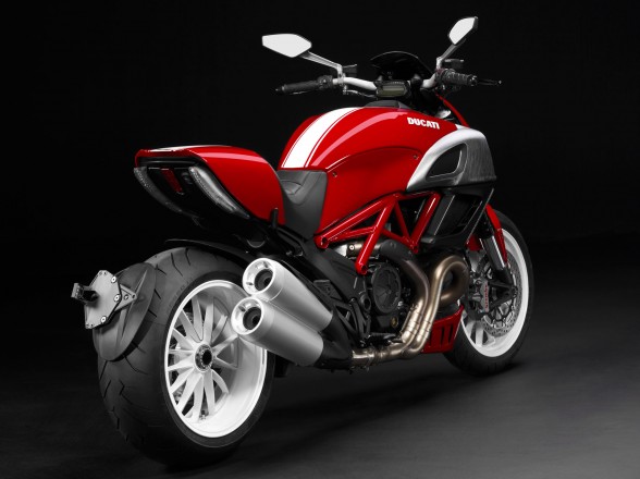 Ducati-Diavel-2013-red2.jpg