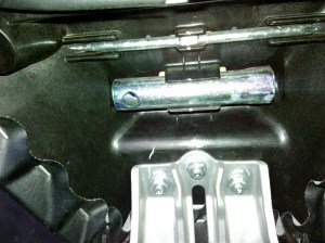 obeng  dan kunci busi nyempil di ujung jok